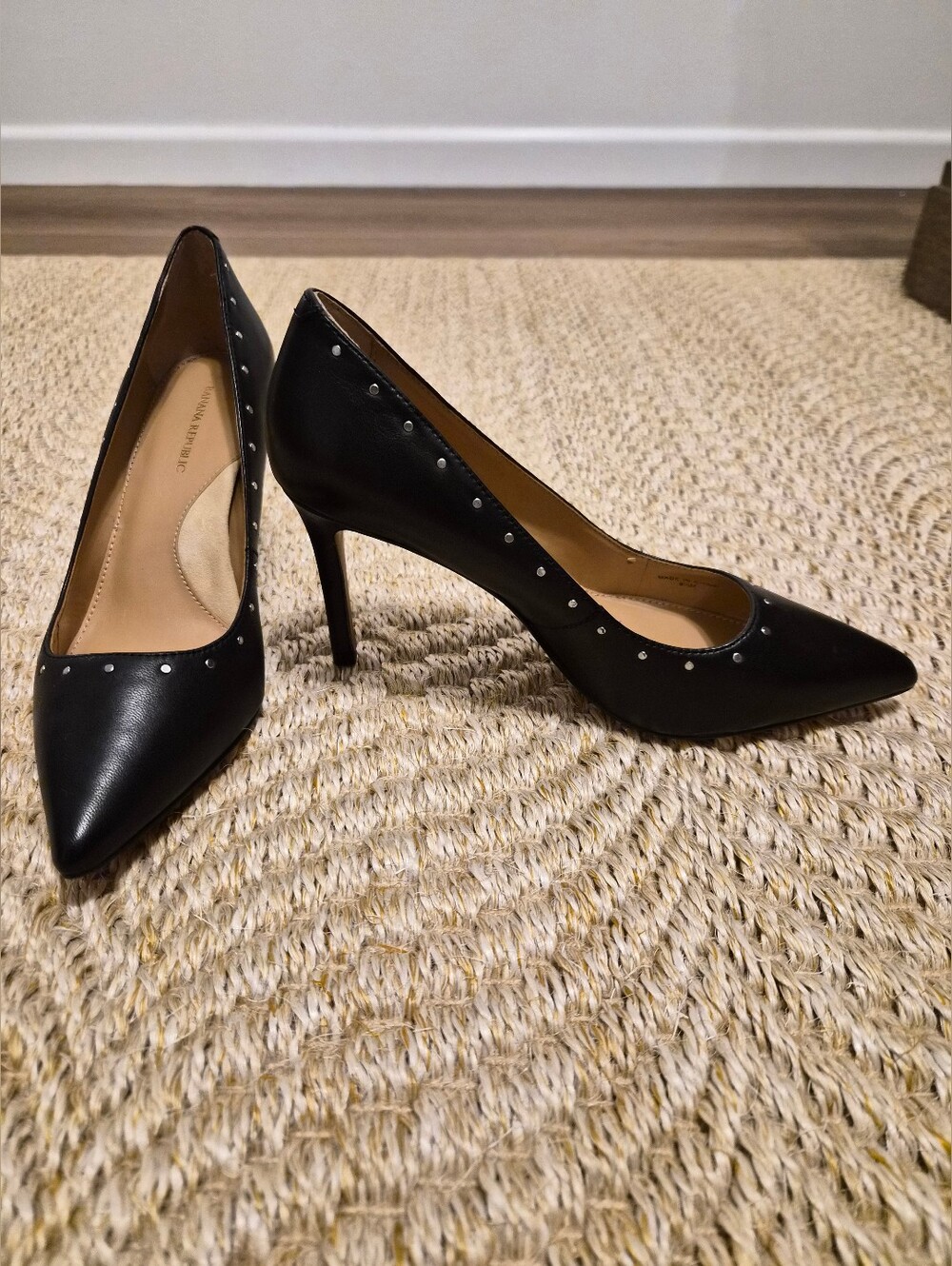 NWOT-Banana Republic Black Pumps